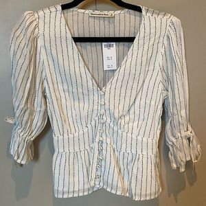 NWT A&F Women’s Button Detail Blouse with Sleeve Tie Detail, size S